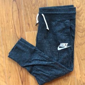 NIKE cropped joggers - size M